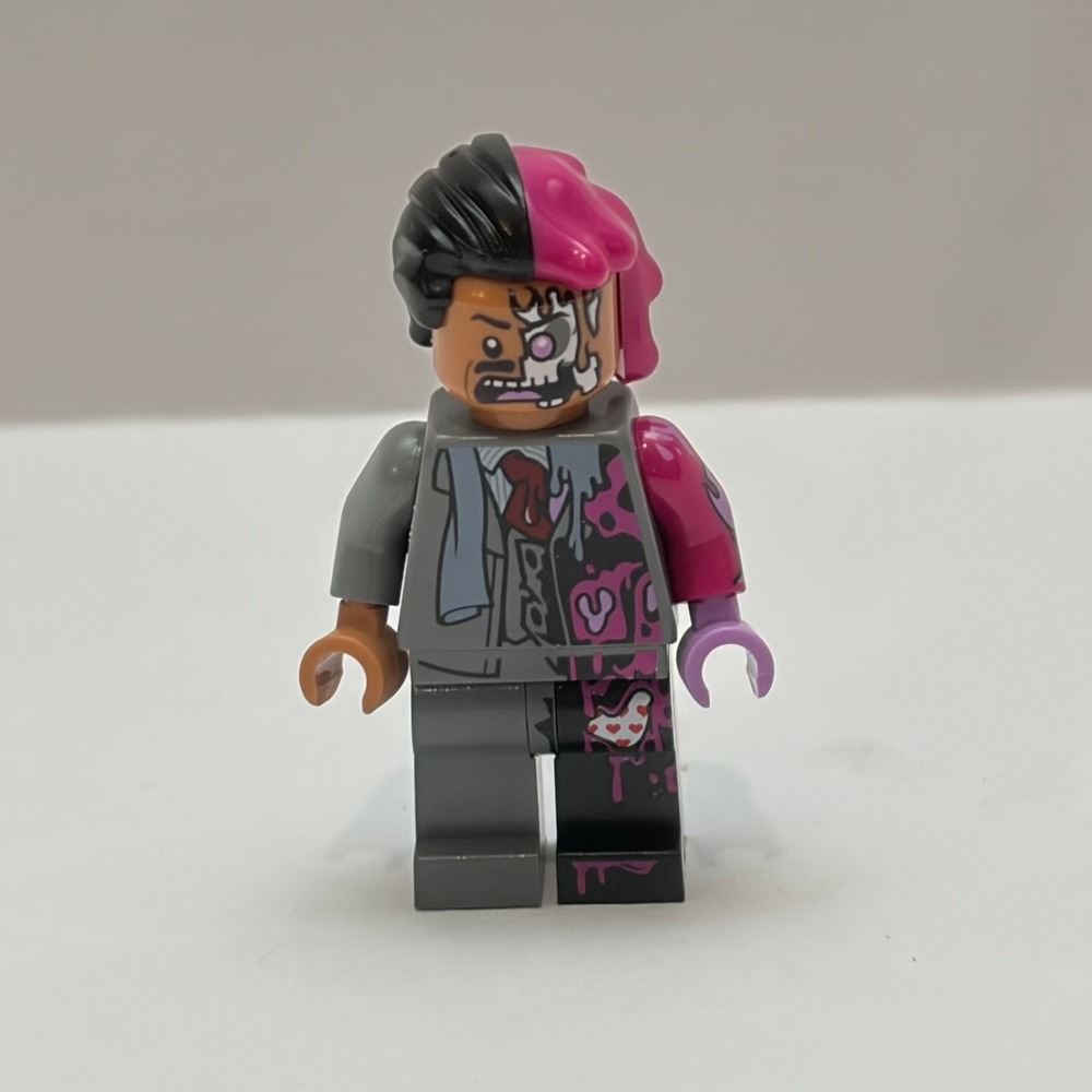 LEGO Minifigure Two-Face sh0395 Gray Purple Pink Batman Arkham Asylum 70915 Acid